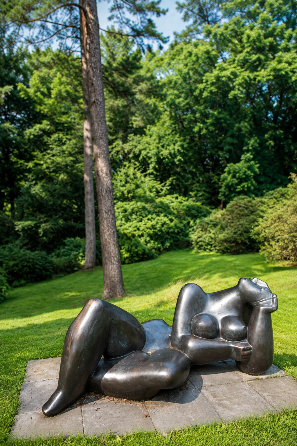 Liegende Bronzeskulptur im Skulpturenpark des WAI